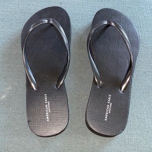 American Eagle thick heel flip flops